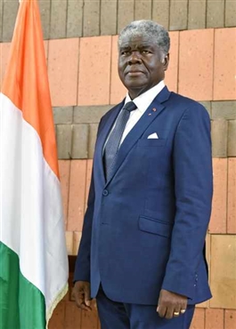 Monsieur Robert MAMBÉ BEUGRE : Premier Ministre, Chef du Gouvernement, Ministre des sports et du cadre de vie - PRIMATURE